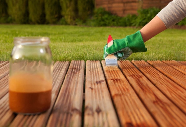 Das holz im garten richtig pflegen
