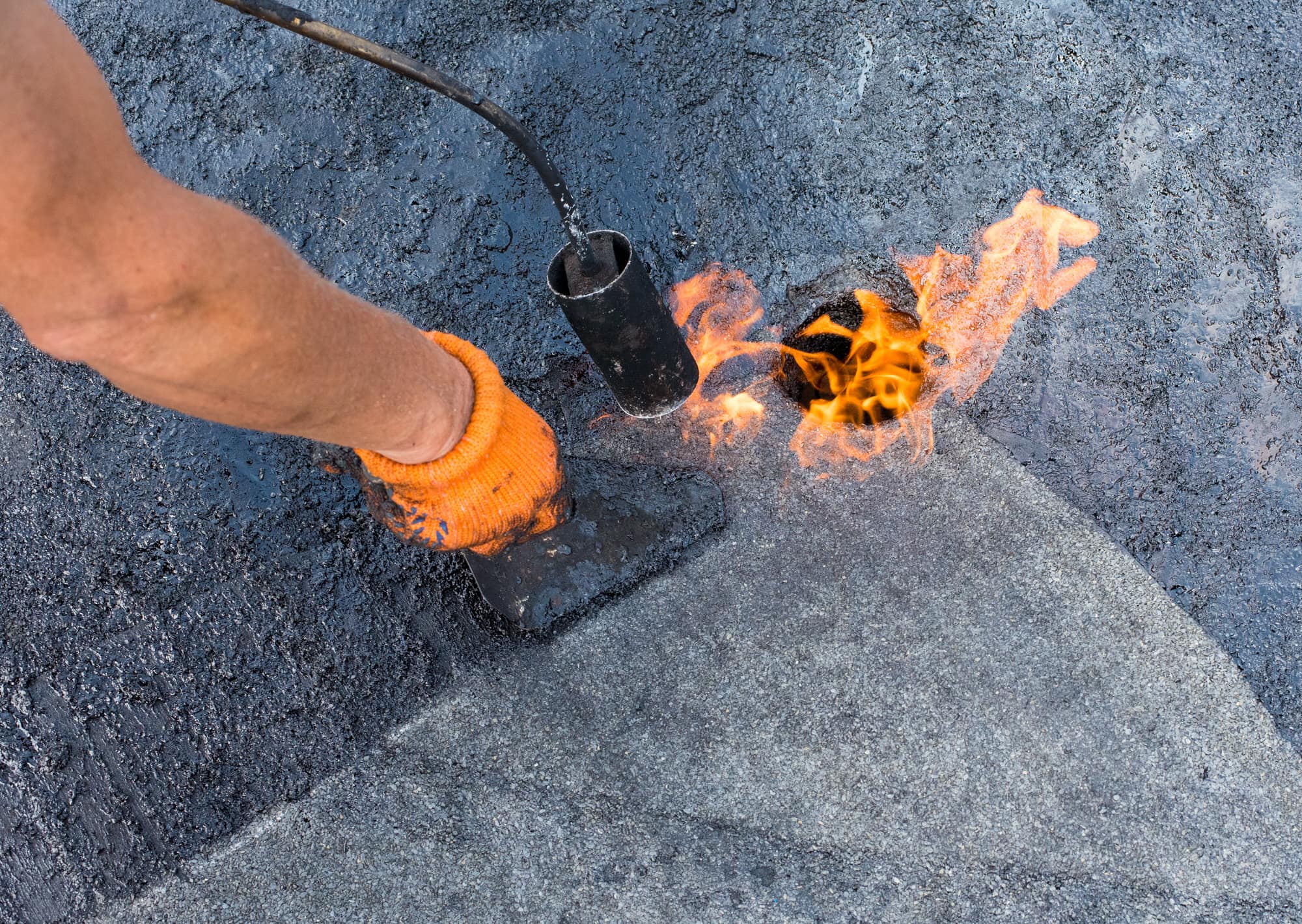 Dach mit Dachpappe decken so gelingt die wichtige Arbeit