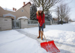 Schnee schaufeln im Winter