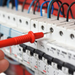 Elektrische Geräte vor hohen Spannungen schützen