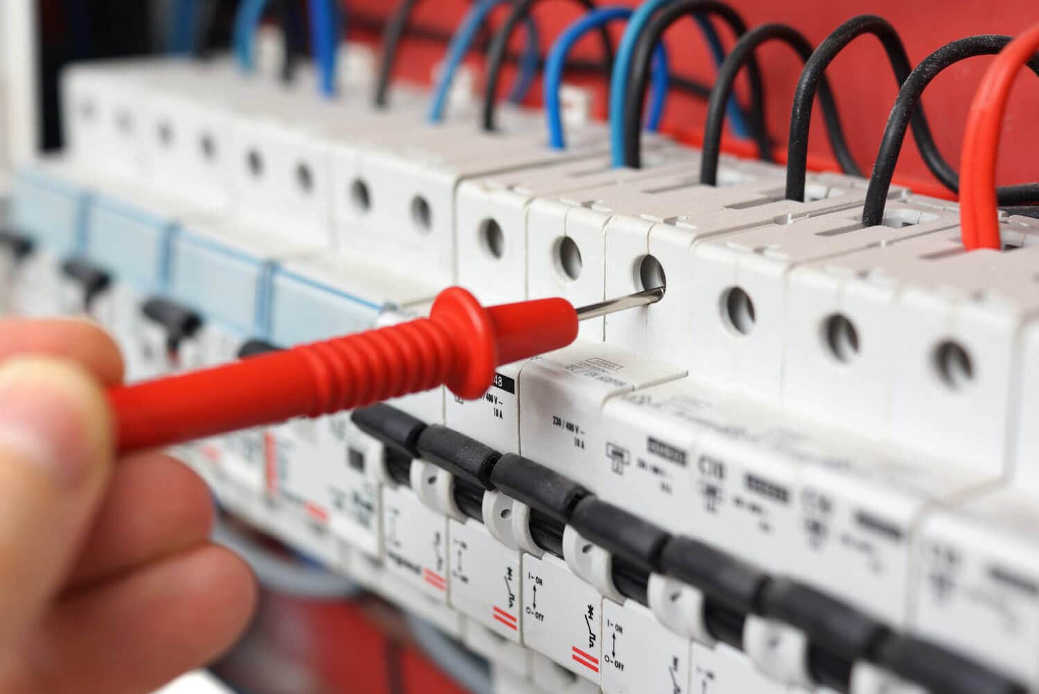 Elektrische Geräte vor hohen Spannungen schützen