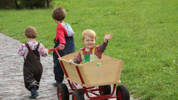 Bollerwagen: Transportmittel und Kinderspielzeug