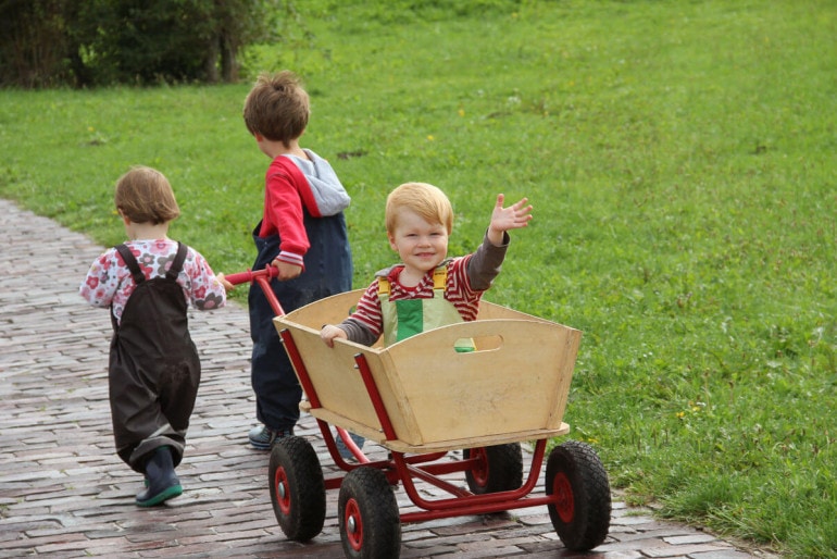 Bollerwagen: Transportmittel und Kinderspielzeug
