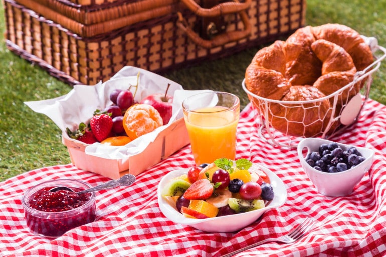 Picknick im Grünen – was nimmt man im Picknickkorb mit?