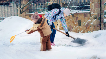 Grundstück richtig von Eis und Schnee befreien