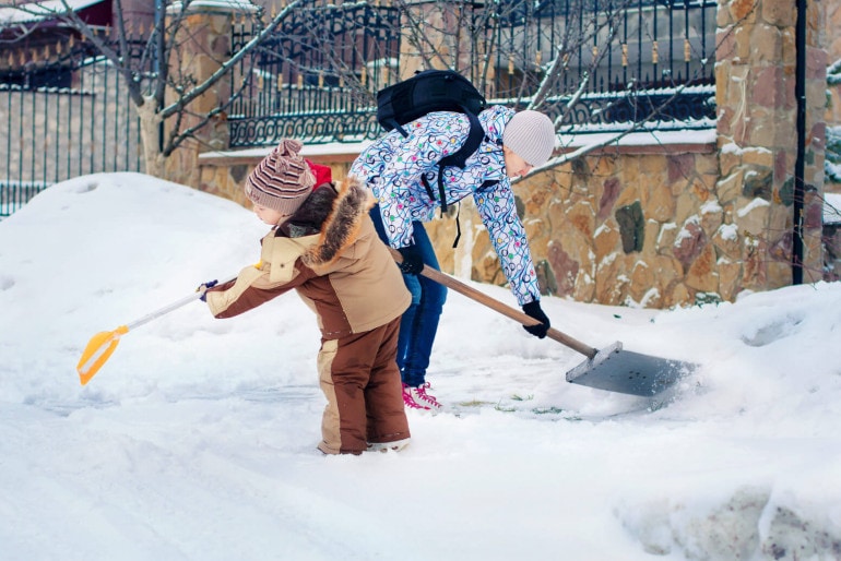 Grundstück richtig von Eis und Schnee befreien