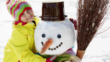 Schneemann bauen mit den Kindern