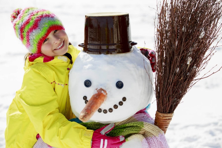 Schneemann bauen mit den Kindern