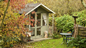 Ein Freizeit- oder ein Gartenhaus im Garten bauen