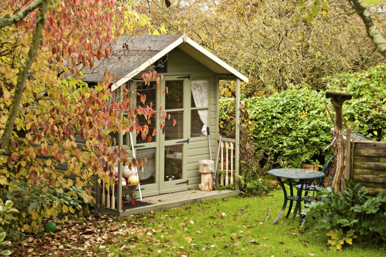 Ein Freizeit- oder ein Gartenhaus im Garten bauen