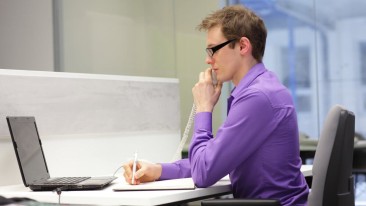 Den Arbeitsplatz ergonomisch sinnvoll gestalten – Schreibtisch als zentrales Element