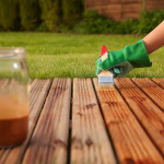 Terrasse, Zaun oder Möbel: Das Holz im Garten richtig pflegen