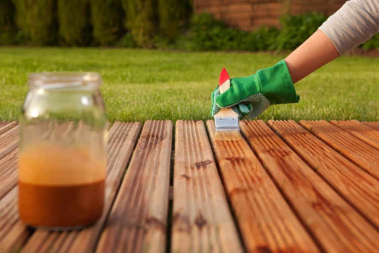 Das Holz im Garten richtig pflegen