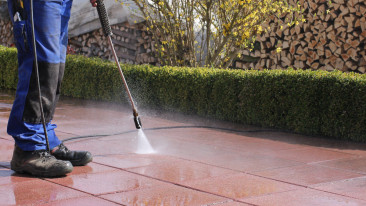 Terrassenplatten richtig reinigen