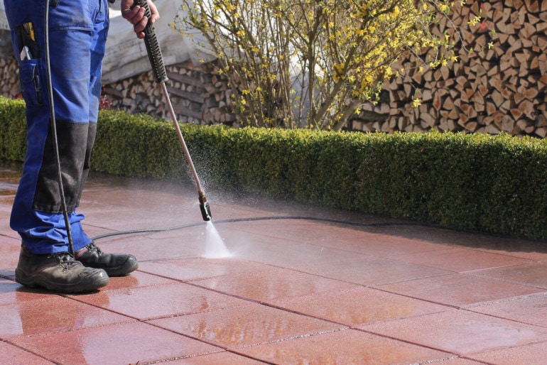 Terrassenplatten richtig reinigen