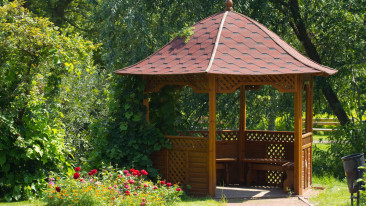 Pavillon im Garten errichten – Standort, Aufbau und Pflege