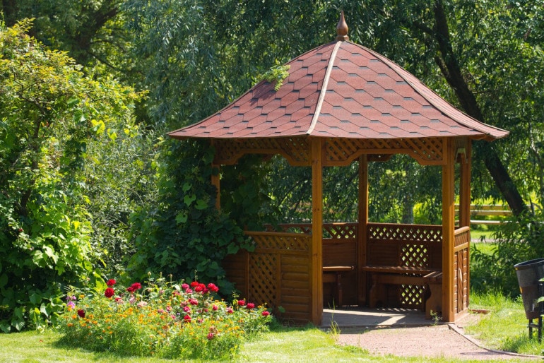 Pavillon im Garten errichten – Standort, Aufbau und Pflege
