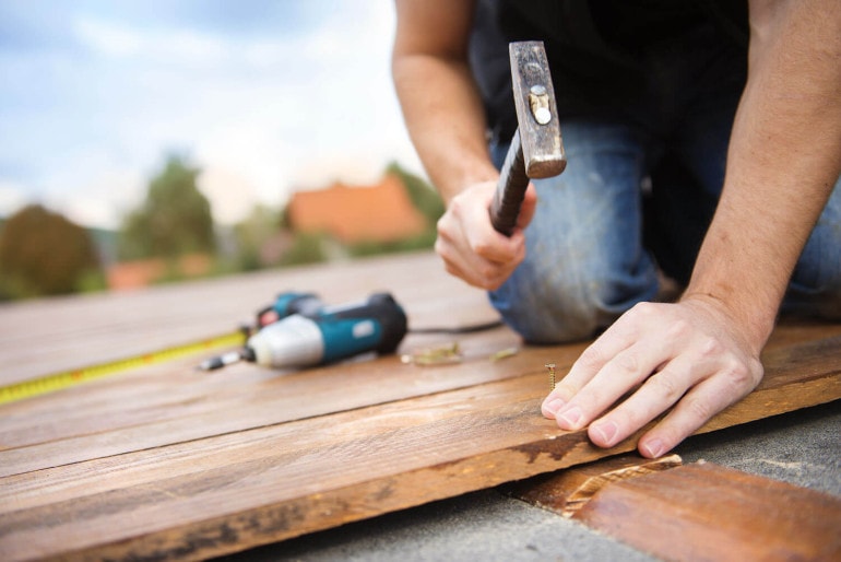 Terrassendielen auf der Holzterrasse verlegen