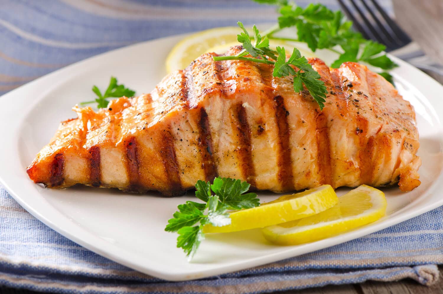 Lachs grillen - korrekte Zubereitung der beliebten Fischsorte - HeimHelden®
