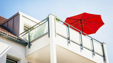 Sonnenschirm auf dem Balkon