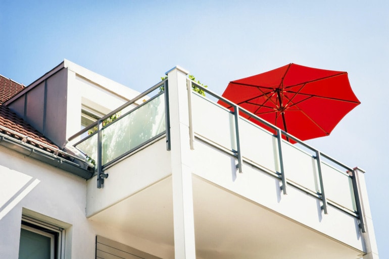 Sonnenschirm auf dem Balkon