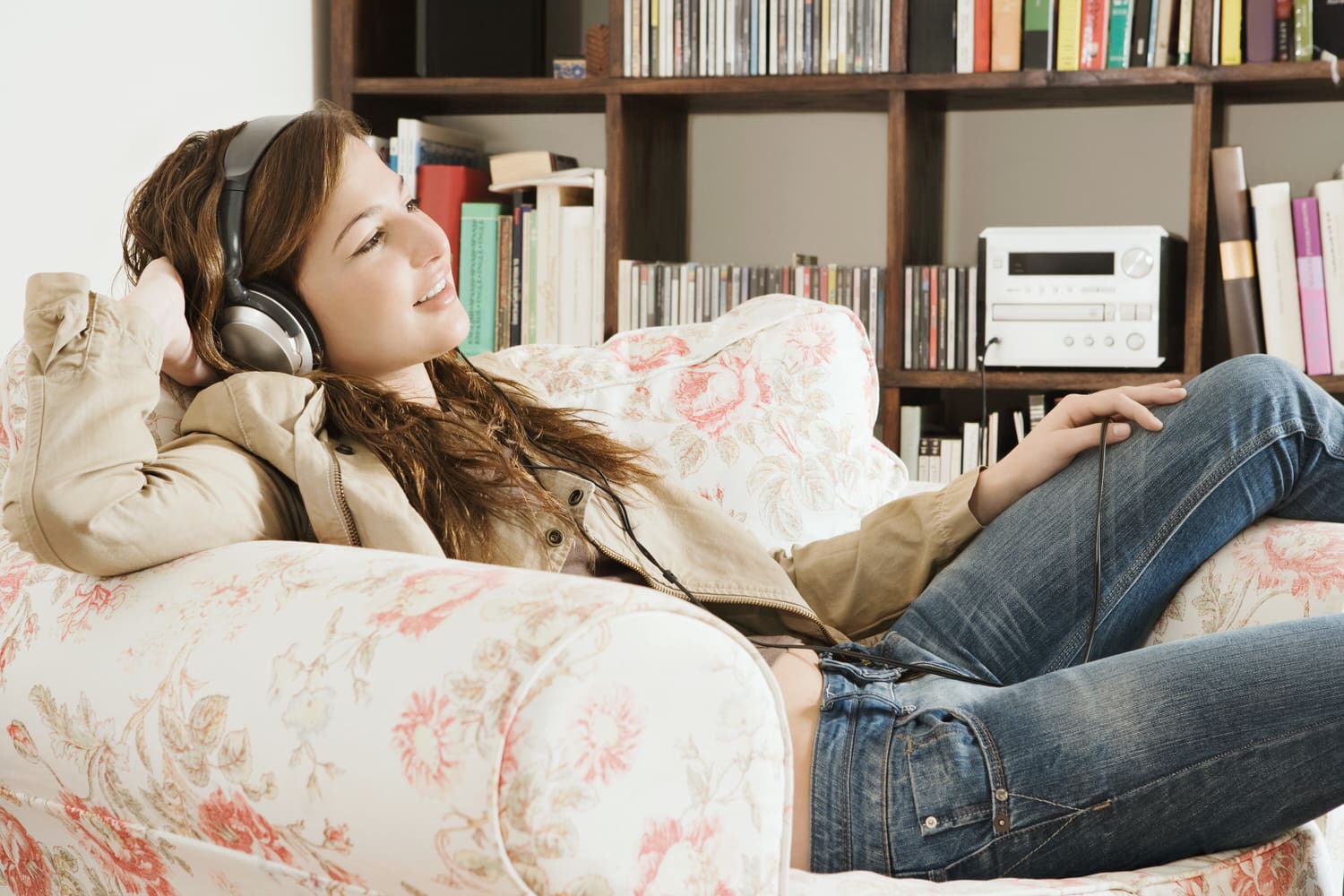 She loves to music. На диване с наушниками. Человек отдыхает дома с телефоном. Человек дома в наушниках на диване. Релакс в наушниках.