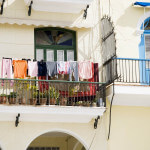 Wäsche trocknen auf dem Balkon