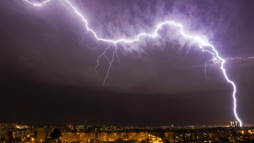 Richtiges Verhalten bei Gewitter – wann droht Gefahr im Haus?