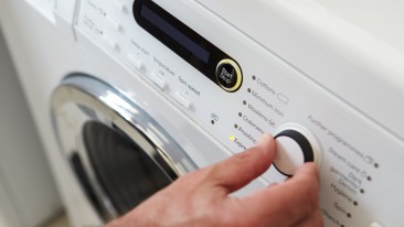 Waschmaschine bleibt im Programm stehen – welche Ursachen kann das haben?