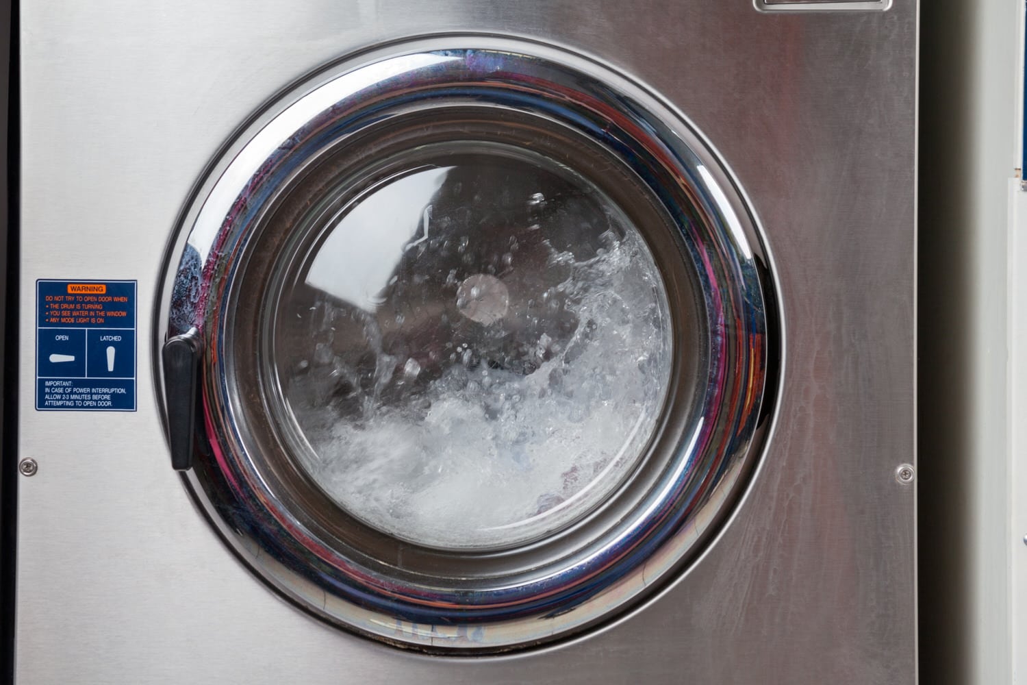 Waschmaschine schäumt ❌ Das können Sie dagegen tun!