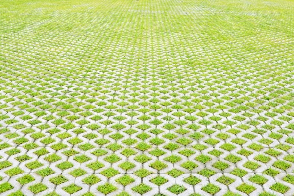 Rasengitter - so befestigen Sie den Rasen sicher