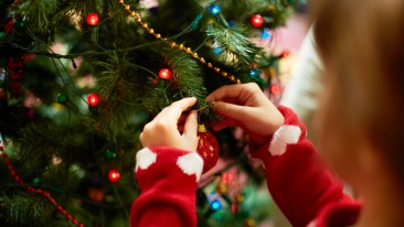 Weihnachtlich dekorieren mit Kindern – darauf sollten Sie achten