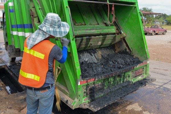 Dachpappe entsorgen - welche Kosten können entstehen?