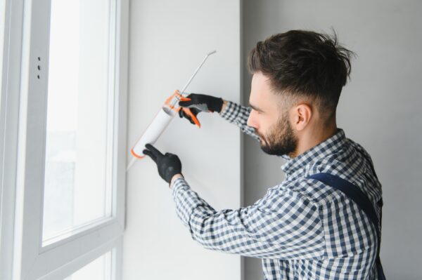 Acryl eignet sich für die Abdichtung von Fenster- und Türrahmen oder in Anwendungsbereichen, die gestrichen werden sollen.