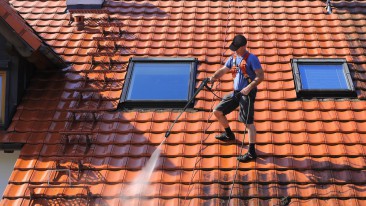 Dach reinigen und säubern: Bei Fehlern drohen teure Schäden