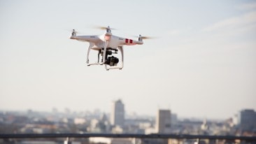 Die Einflüsse der Digitalisierung: Dachdecker müssen mit Drohnen umgehen können