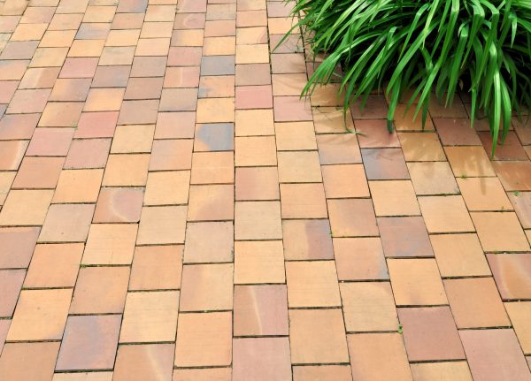 Terrassenplatten versiegeln – langfristiger Schutz vor Flecken