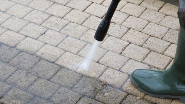 Betonsteine reinigen – so sehen die Steine wieder wie neu aus