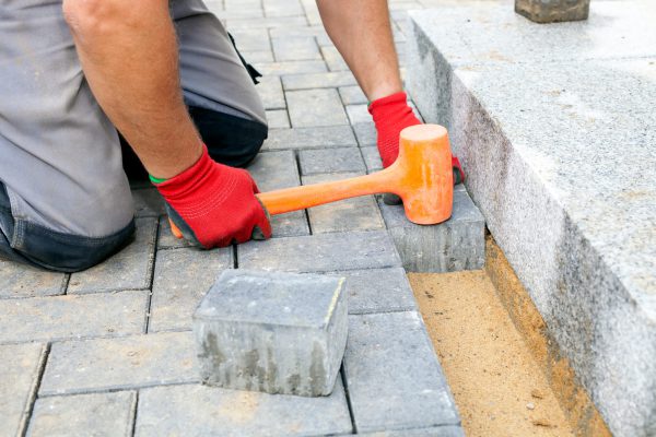 Betonsteine verlegen – schneller Weg zu neuem Untergrund