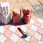 Terrasse günstig anlegen mit Terrassenplatten-Restposten