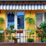 Sonnenschutz auf dem Balkon: Klassisch mit Balkonschirm oder natürlich mit Pflanzen?