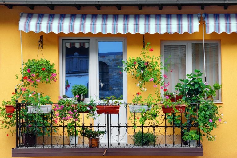 Sonnenschutz auf dem Balkon: Klassisch mit Balkonschirm oder natürlich mit Pflanzen?