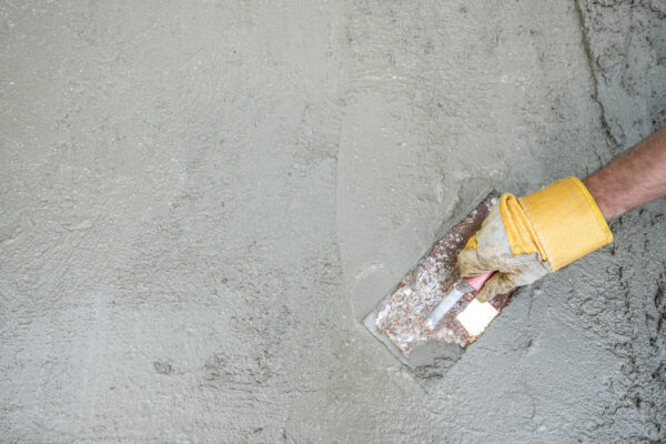 Um das Streichen von Waschbetonplatten zu erleichtern, können Sie die Oberfläche verputzen, um eine glatte und leichter zu bearbeitende Fläche zu schaffen.