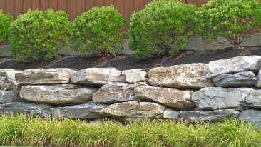 Gartenmauer bauen: Vom Fundament bis zur fertigen Mauer