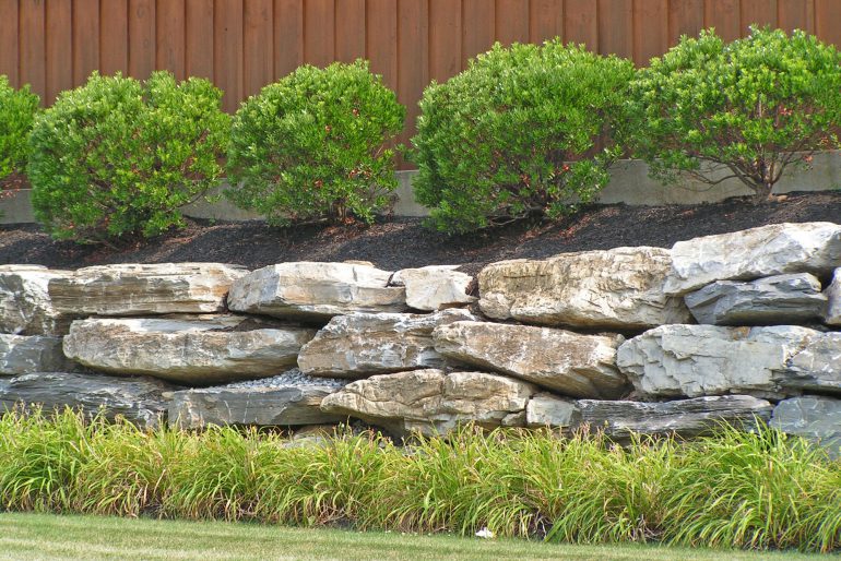 Gartenmauer bauen: Vom Fundament bis zur fertigen Mauer