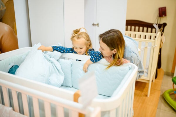 Beistellbett, Gitterbett, Wiege oder Stubenwagen – Welches Babybett ist das richtige für Sie?