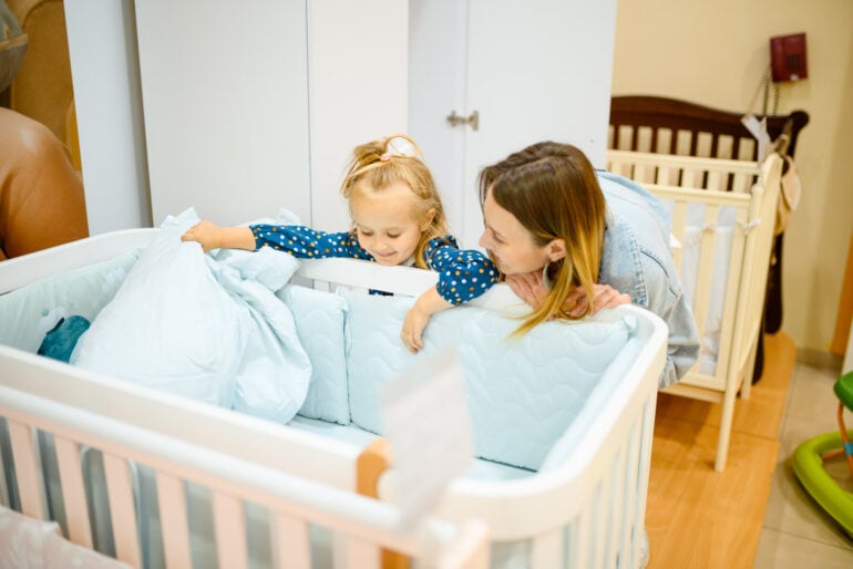 Beistellbett, Gitterbett, Wiege oder Stubenwagen – Welches Babybett ist das richtige für Sie?