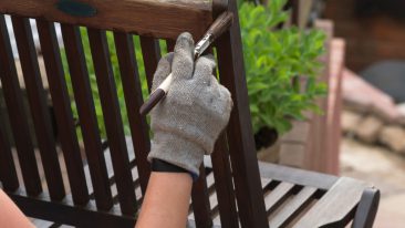 Gartenmöbel streichen: So werden sie wieder wie neu