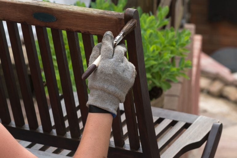 Gartenmöbel streichen: So werden sie wieder wie neu