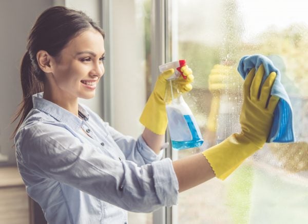 Trotz Kälte und Frost: So werden im Winter die Fenster geputzt